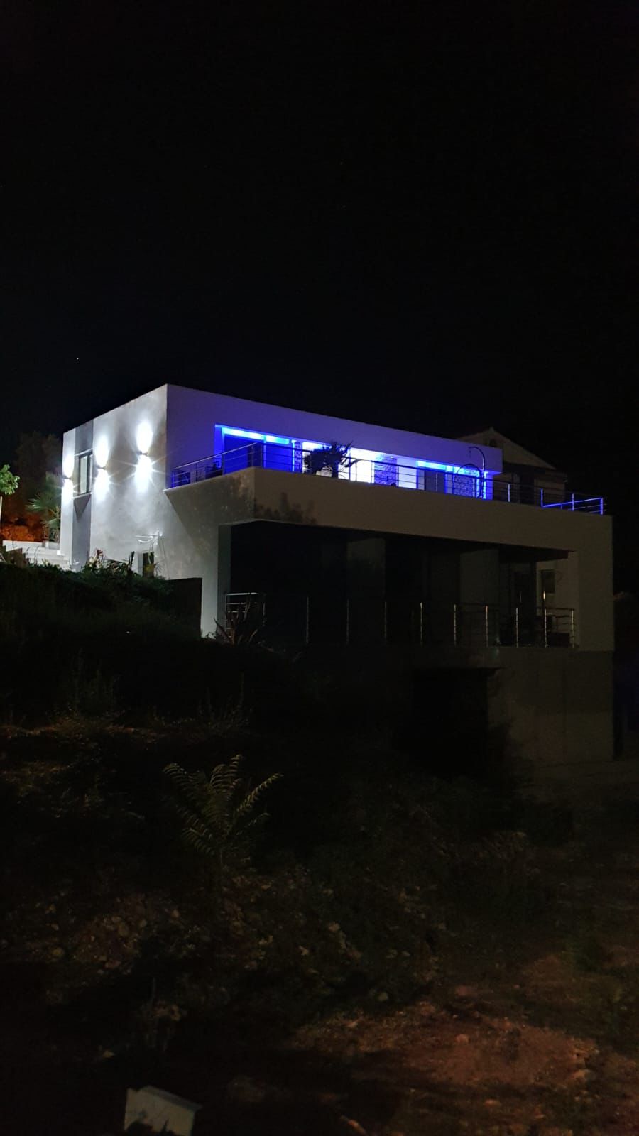 Villa View noću s plavom rasvjetom terase